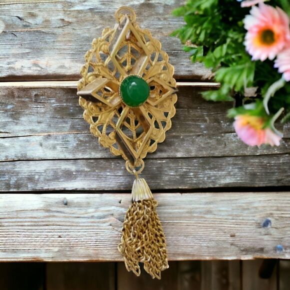 Sarah Coventry Peking Brooch Tassel Pin Filigree Gold Tone Green Glass Cabochon - Picture 13 of 16